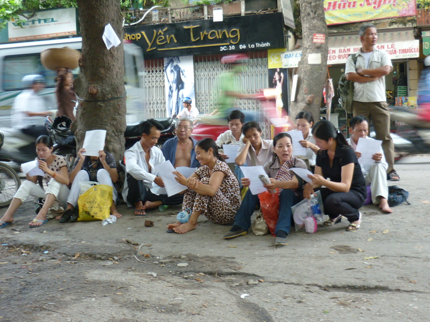 Phụ huynh ngồi chờ con tại ĐH Văn hóa