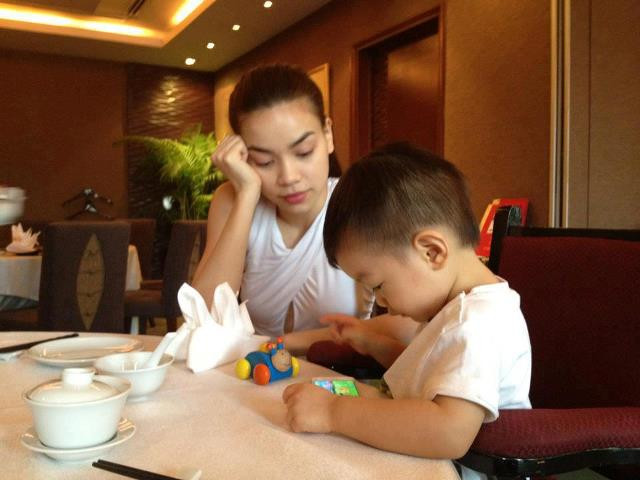 Hà Hồ bực mình vì ảnh con trai bị đưa ra đàm tiếu