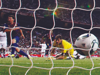 Alonso giúp Madrid cầm hòa Barca