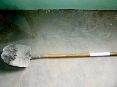 Mai phục, dùng xẻng đánh chánh án