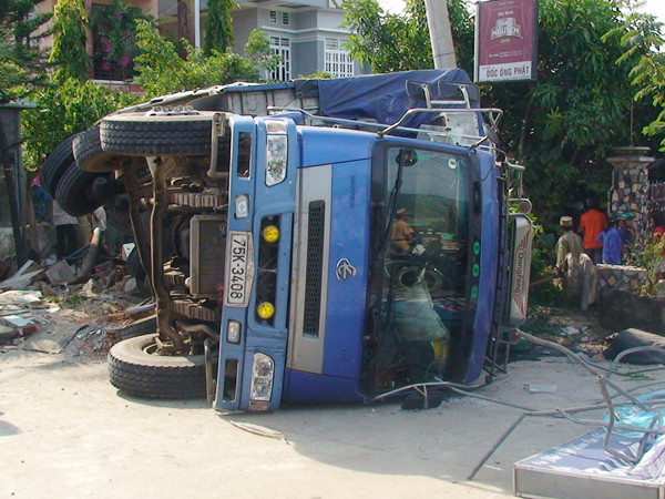 Xe tải lao vào quán cà phê