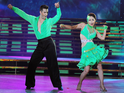 Minh Hằng: Đau chân vẫn gợi cảm