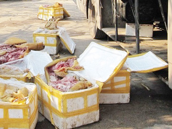 Thịt lợn thối trên xe khách