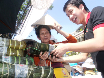 Mang Xuân đến người nghèo và vùng cao