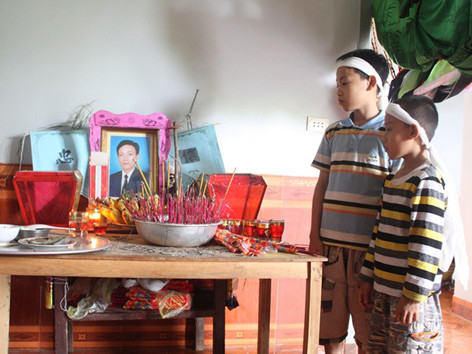 Hai trẻ mồ côi cần giúp đỡ