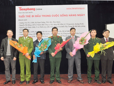 Chụp ảnh lưu niệm tại buổi giao lưu Ảnh: P.V