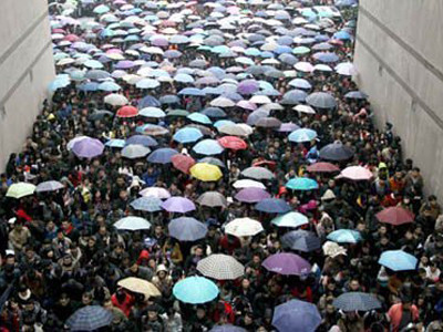 Hàng triệu người chen chân thi công chức