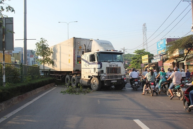 Xe container vắt ngang dải phân cách