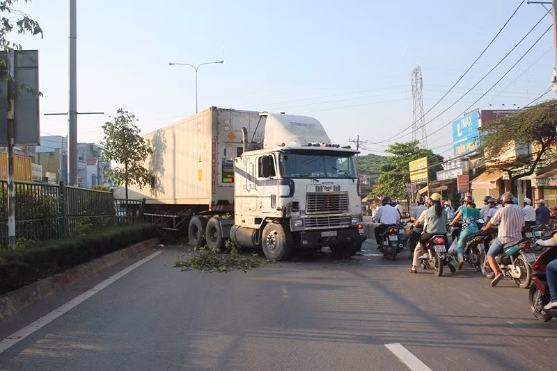 Xe container vắt ngang dải phân cách