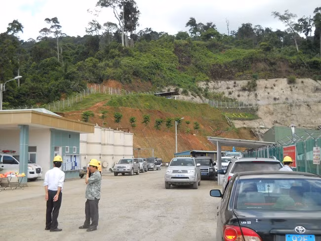 Hai công ty vàng lớn nhất nước tạm dừng hoạt động