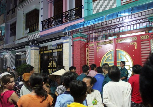 Cụ ông bị đâm chết bí ẩn trong căn nhà khóa trái