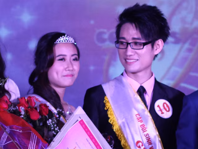 Đôi sinh viên giành giải thanh lịch nhờ... cá mập
