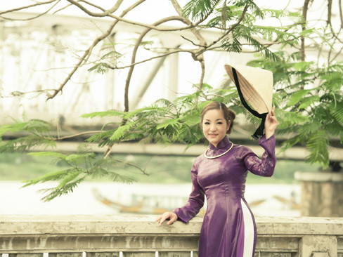 'Bà già' Thúy Nga dịu hiền khi làm thiếu nữ Huế