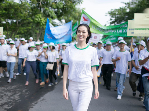Khánh My cùng hàng trăm người đi bộ vì môi trường