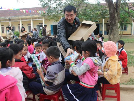 Vinamilk trao 6.000 suất quà cho học sinh vùng lũ Quảng Ngãi