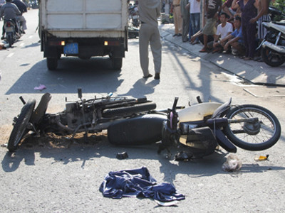 Tai nạn liên hoàn, một phụ nữ chết thảm trước cổng nhà