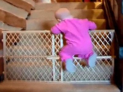 Cười ngất với clip trèo rào của trẻ 1-2 tuổi