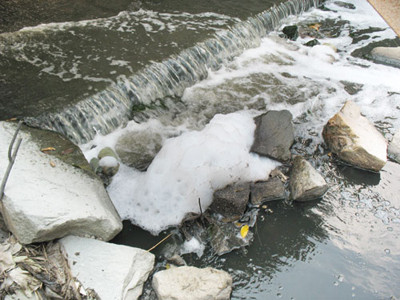 Nước từ họng xả suối Siệp (bắt nguồn từ xã Đông Tân Hiệp, huyện Dĩ An, Bình Dương chảy qua địa phận xã Hóa An, P.Bửu Hòa, xã Tân Vạn, TP.Biên Hòa, Đồng Nai) thải ra sông Đồng Nai chứa cả chất độc xyanua - Ảnh: Hoàng Tuấn