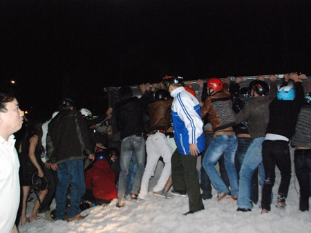 Người dân hiệp sức đẩy xe để đưa nạn nhân bị xe tải đè ra ngoài