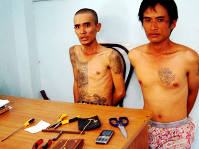 Cướp dùng kéo dính máu HIV dọa 'hiệp sĩ'