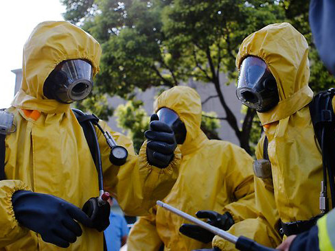 Các nhân viên cứu hỏa tại hiện trường vụ rò rỉ hóa chất