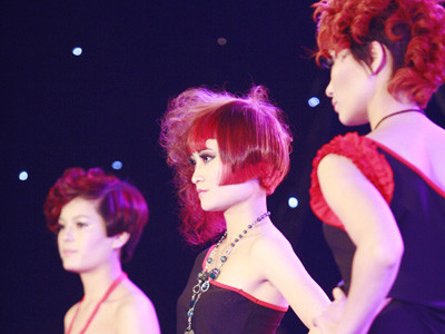 Người đẹp 'khoe' tóc trong 'đêm sắc màu giáng sinh'