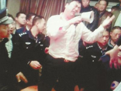 'Quan tham' quỳ xin dân tha thứ