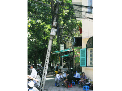 Những cột điện oằn mình chờ gãy