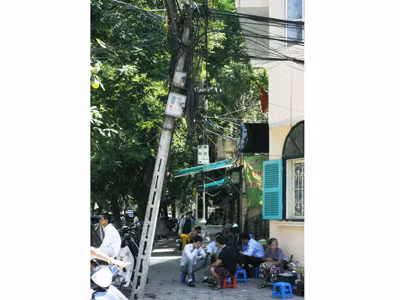 Những cột điện oằn mình chờ gãy