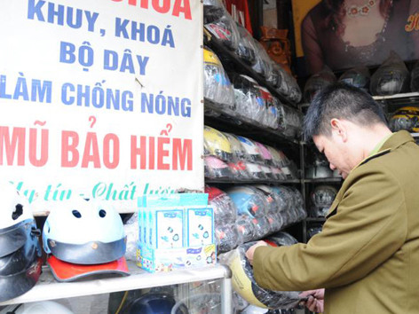 Gần 2.000 cơ sở kinh doanh mũ bảo hiểm vi phạm