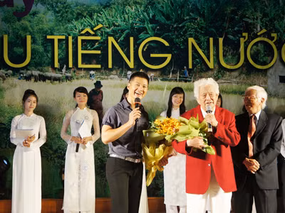 Nhạc sĩ Phạm Duy và ca sĩ Đức Tuấn hát cùng sinh viên Huế Ảnh: T.Tùng