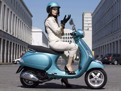 Người đẹp kiêu sa bên Vespa LX mới