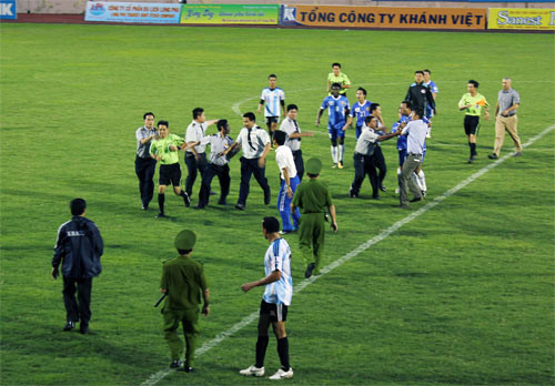 Tình huống lộn xộn khi Lê Đức Tuấn phản ứng với trọng tài trên sân Nha Trang tuần trước