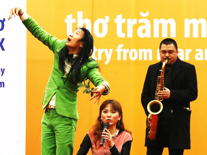 Trăm miền thơ có gì lạ?