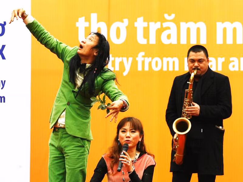 Trăm miền thơ có gì lạ?