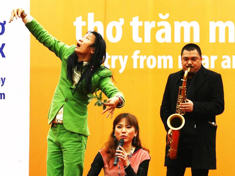 Trăm miền thơ có gì lạ?