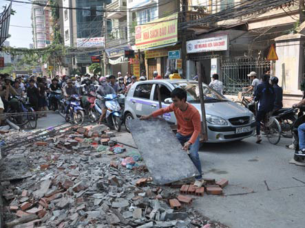 Người dân xô đổ tường bao nhà cao ốc