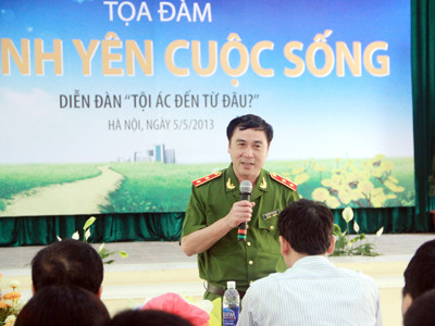 Khi trung tướng hát cho phạm nhân nghe