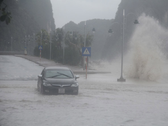 Quảng Ninh oằn mình hứng siêu bão, sóng dữ ngang trời
