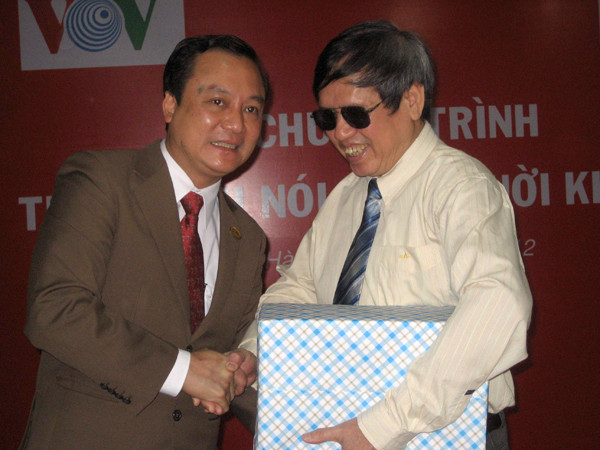 Trao tặng sách nói cho TW Hội người mù VN