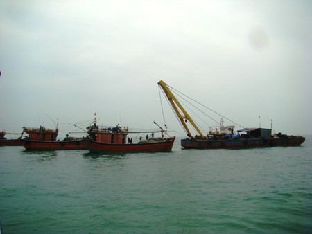 Một ngư dân bị gió thổi bay xuống biển