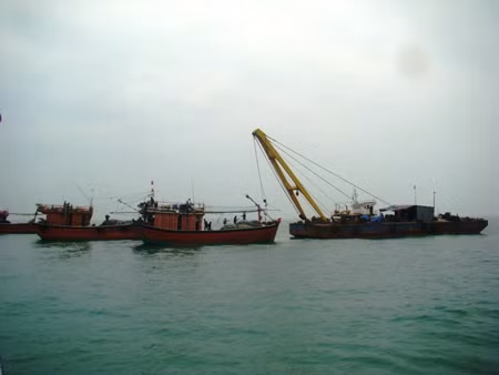 Một ngư dân bị gió thổi bay xuống biển