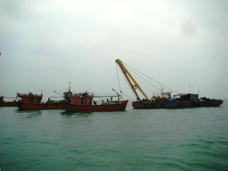 Một ngư dân bị gió thổi bay xuống biển