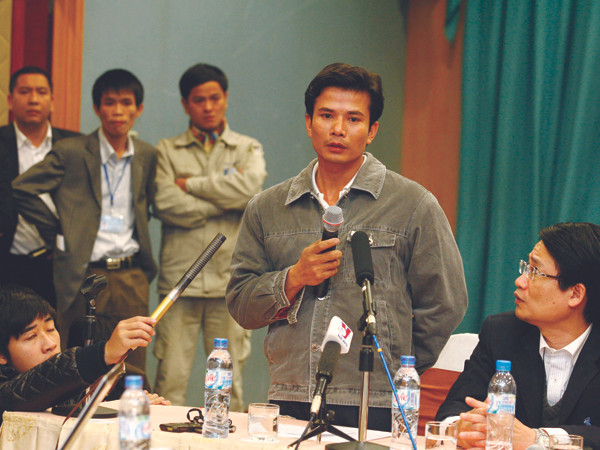 Anh Hùng kể về hành trình trên biển. Ảnh: Hồng Vĩnh