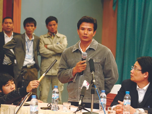 Anh Hùng kể về hành trình trên biển. Ảnh: Hồng Vĩnh