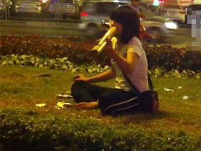 Teen nữ 'bắn' thuốc lào liên hồi giữa Ngã Tư Sở