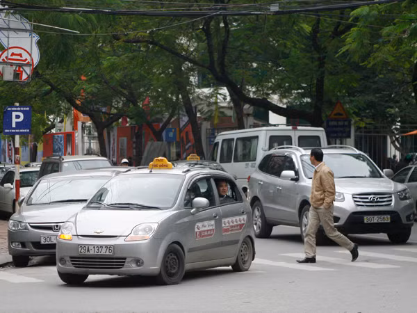 Bãi đô xe gây ách tắc giao thông tại phố Hoa Lư