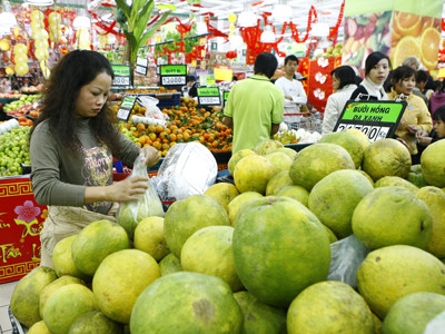 Các siêu thị bày bán hàng Tết Ảnh: Hồng Vĩnh