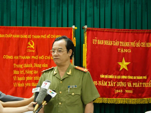 Đại tá Lê Anh Tuấn: "Dù đây là vụ tai nạn đáng tiếc cũng phải khởi tổ để làm rõ nguyên nhân vụ cháy, nổ" - Ảnh: Khánh Long