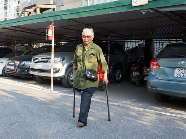 Ông Hải làm việc tại bãi trông xe được cải tạo từ bão rác